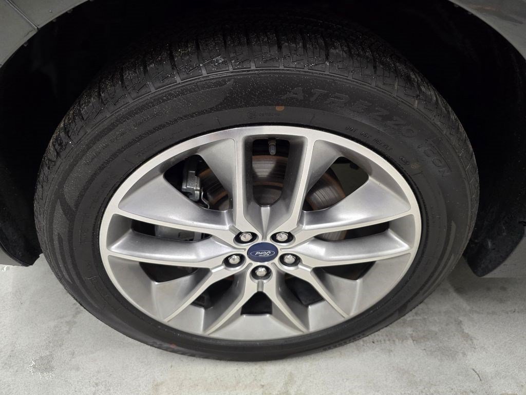 Used 2018 Ford Edge Titanium w/ Equipment Group 302A AWD/4WD image 10
