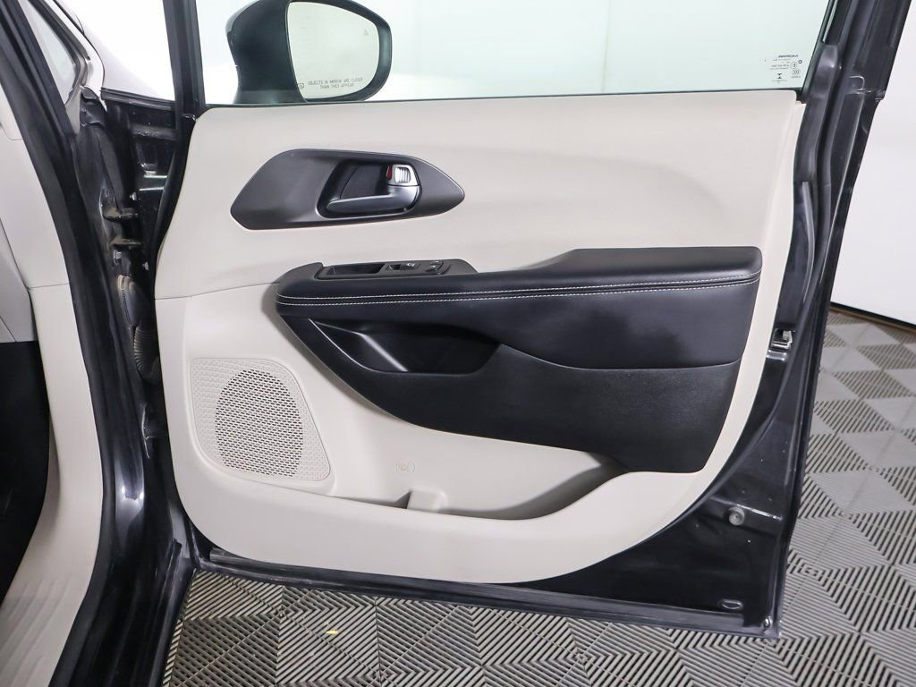 Used 2023 Chrysler Pacifica Touring-L image 24