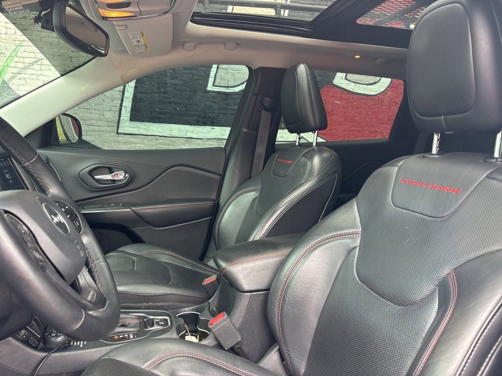Used 2019 Jeep Cherokee Trailhawk AWD/4WD image 14