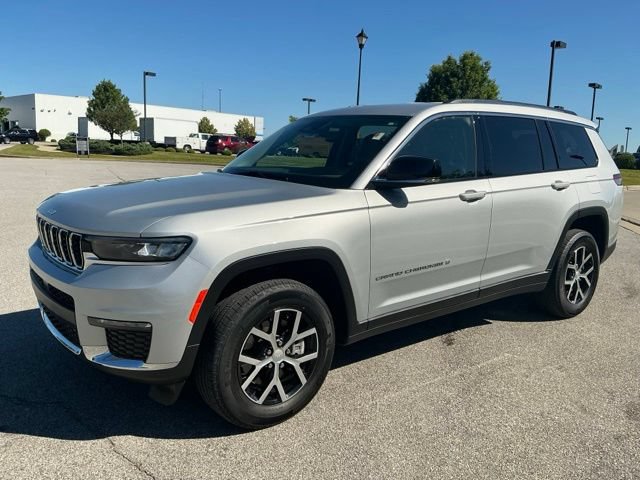 Used 2023 Jeep Grand Cherokee L Limited AWD/4WD image 3