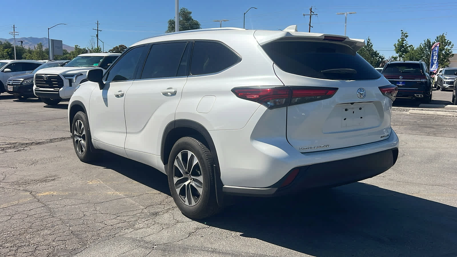 Used 2020 Toyota Highlander XLE AWD/4WD image 7