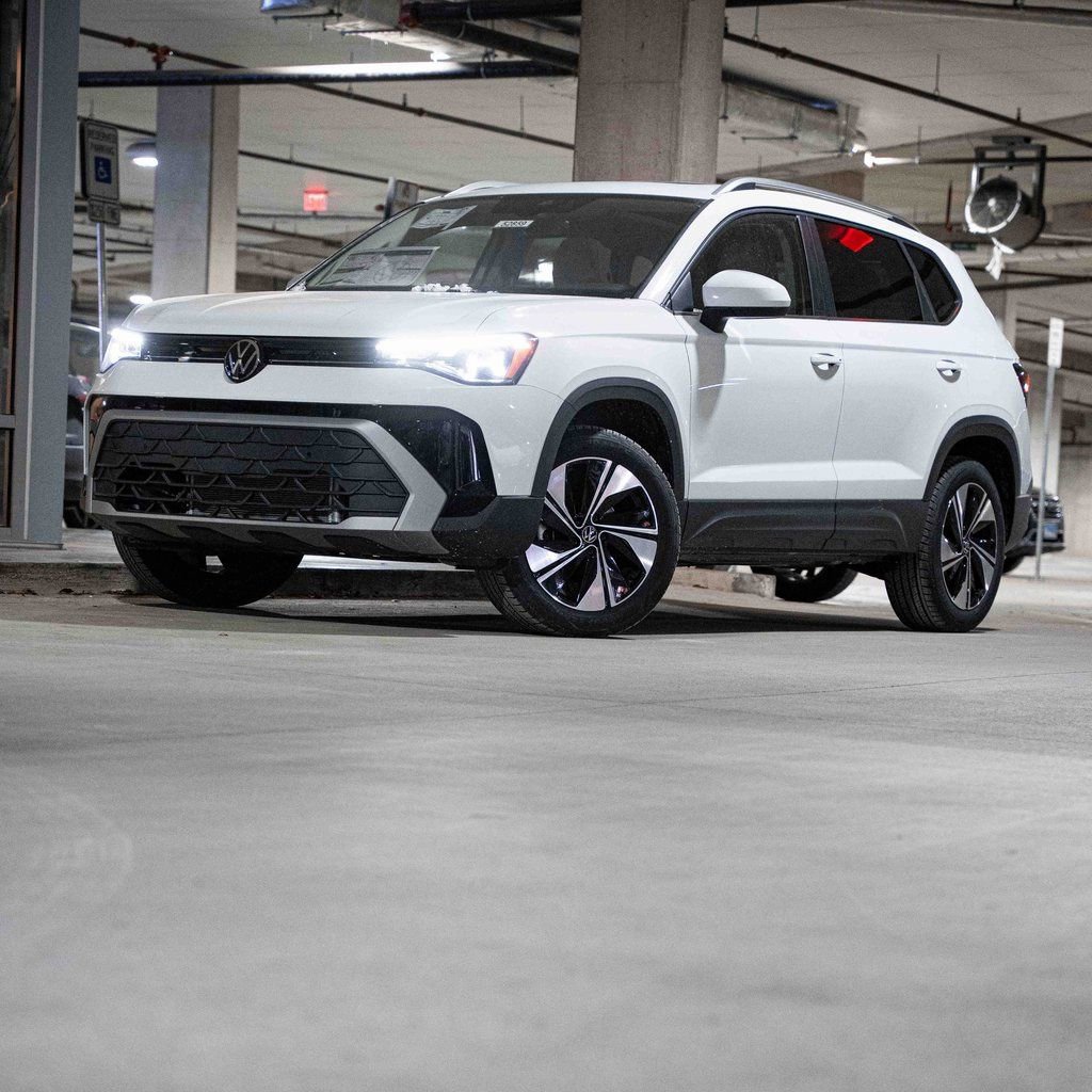 New 2025 Volkswagen Taos SE image 1