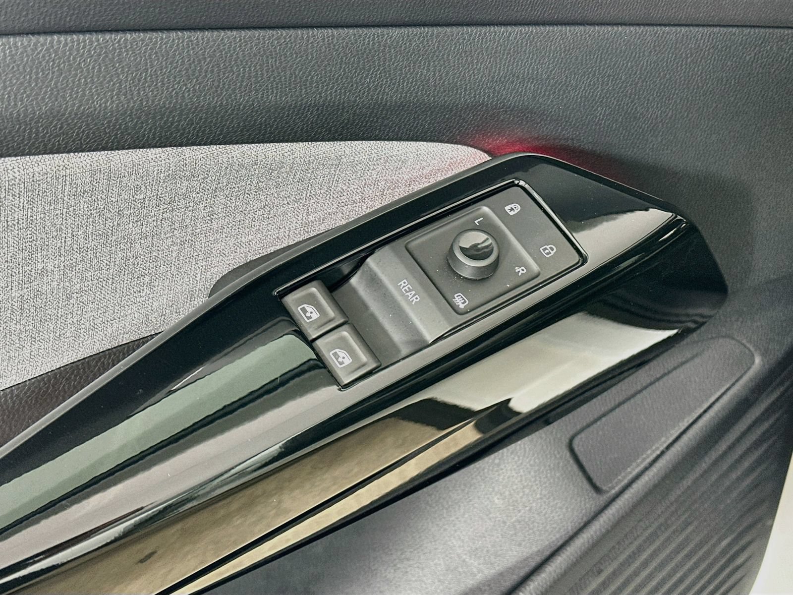 Certified 2023 Volkswagen ID.4 Pro AWD/4WD image 17
