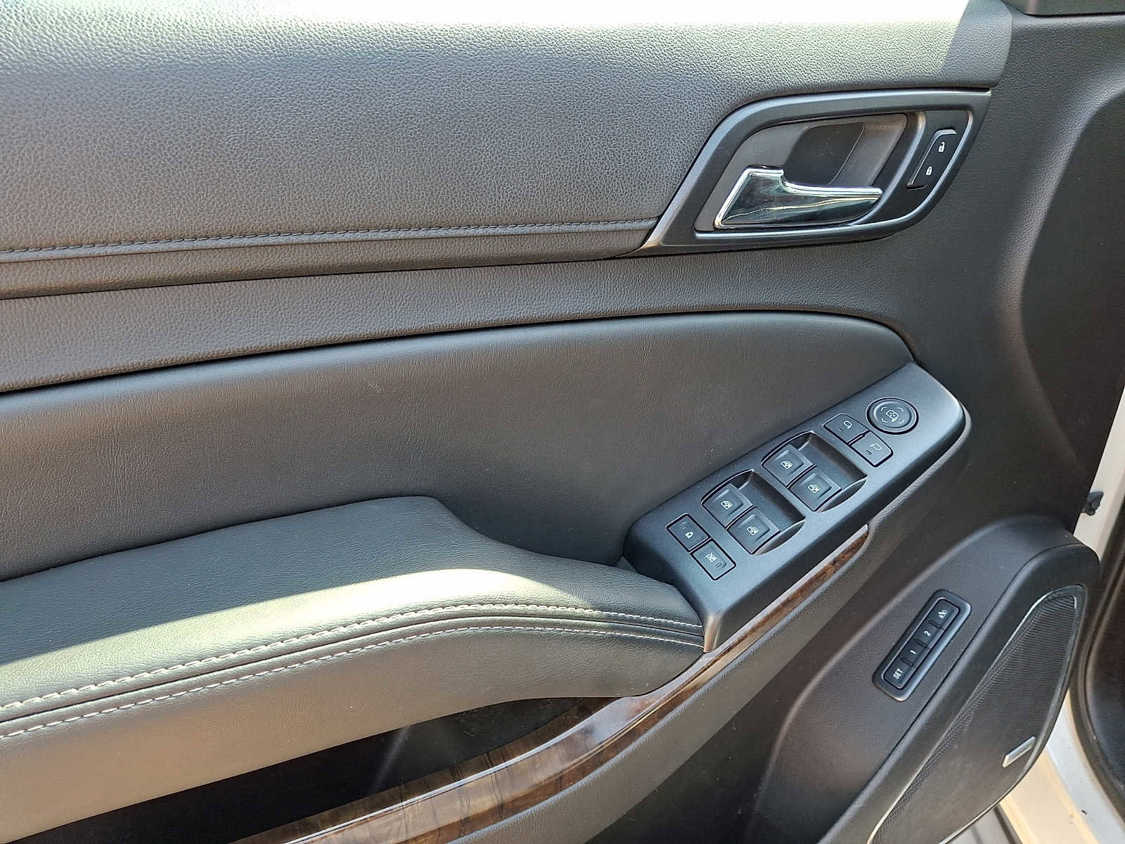 Used 2015 Chevrolet Suburban LT image 11