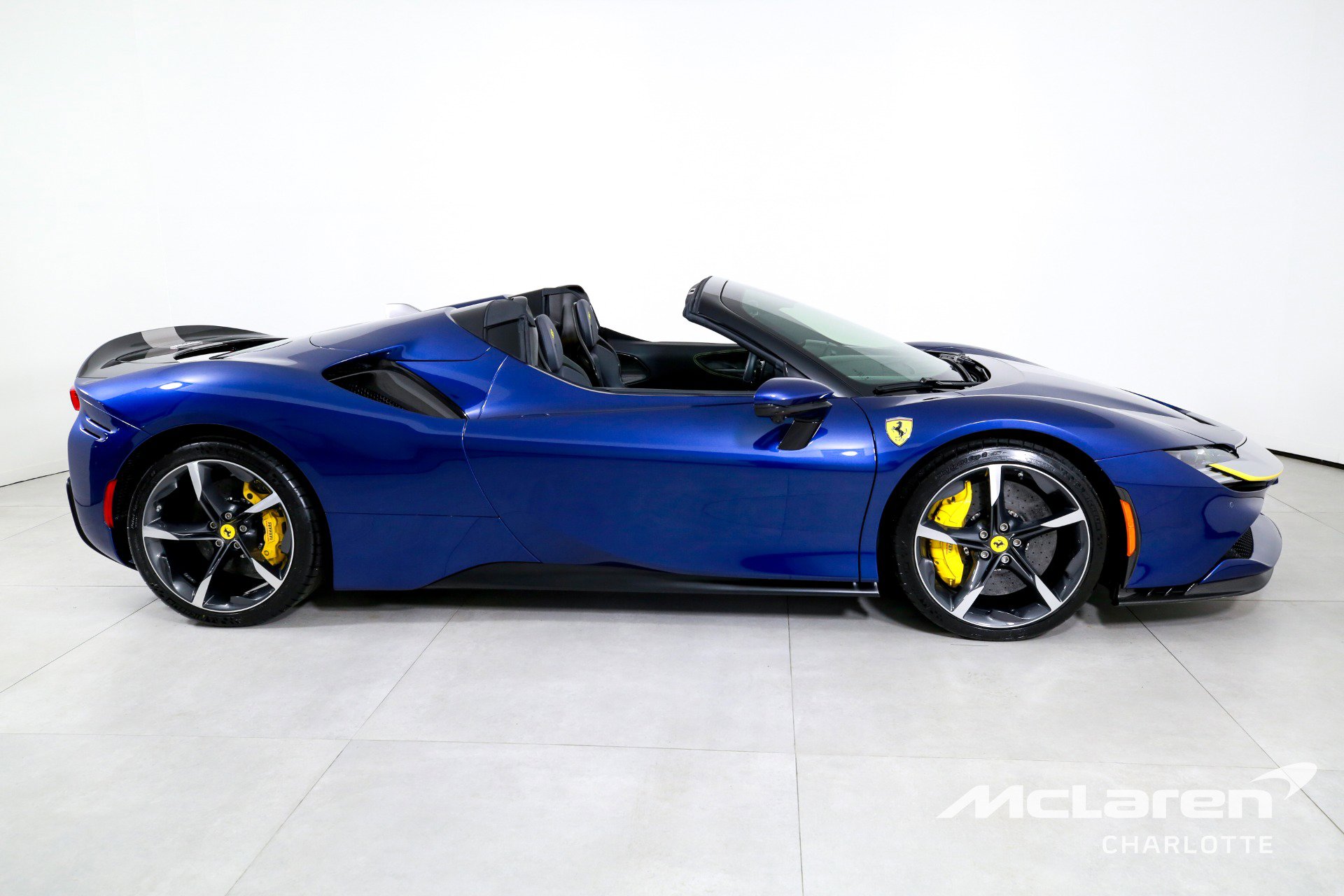 Used 2022 Ferrari SF90 Spider image 10