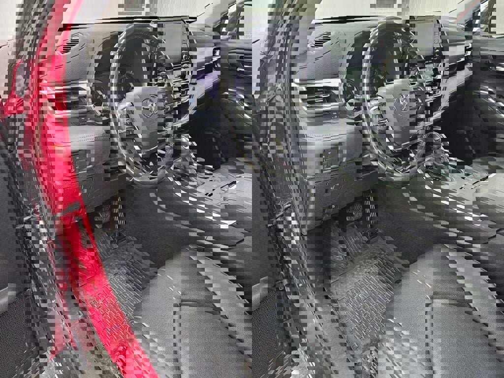 Used 2021 Toyota Highlander XLE image 37