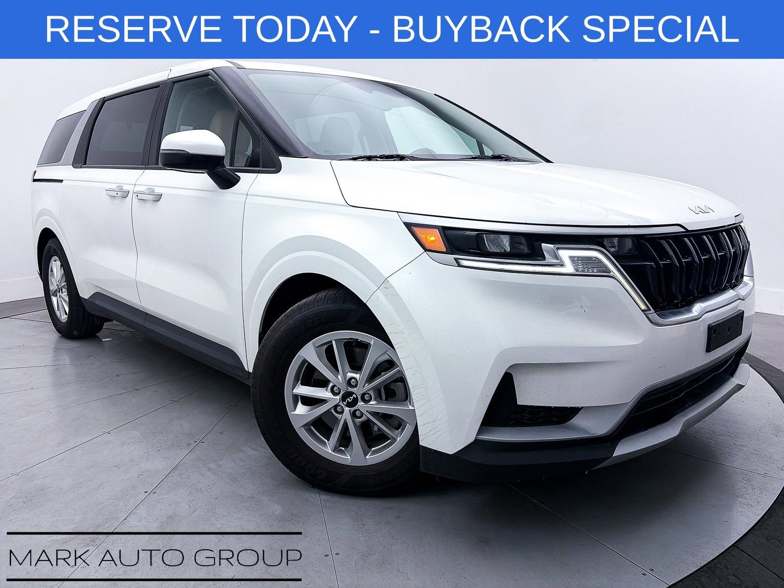 Used 2022 Kia Carnival LX image 1