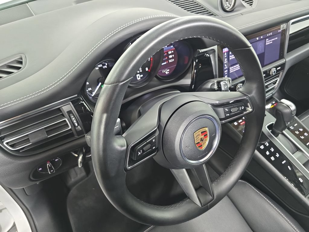 Certified 2025 Porsche Macan AWD/4WD image 4