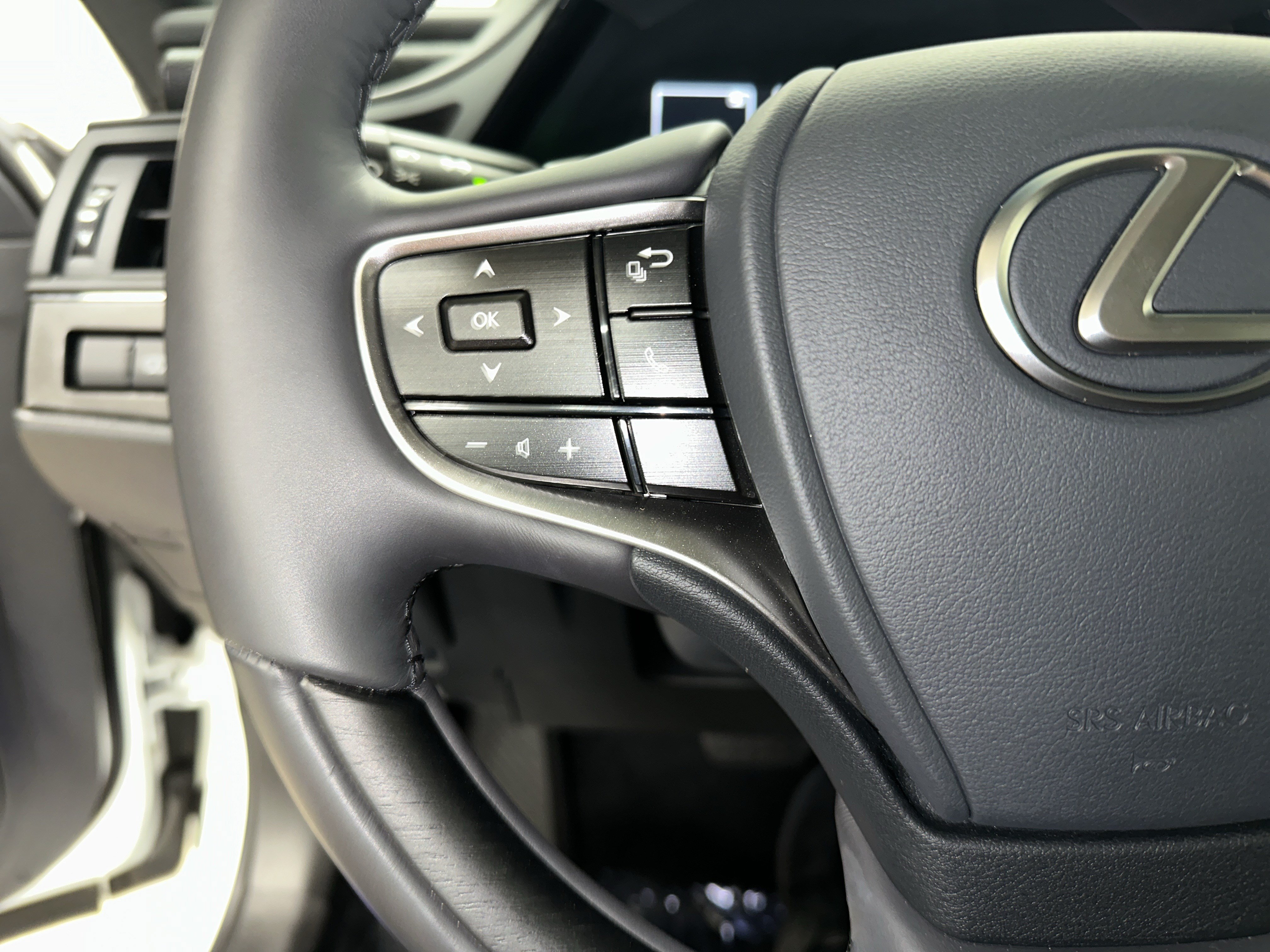 Certified 2025 Lexus ES 300h w/ Technology Package FWD image 19