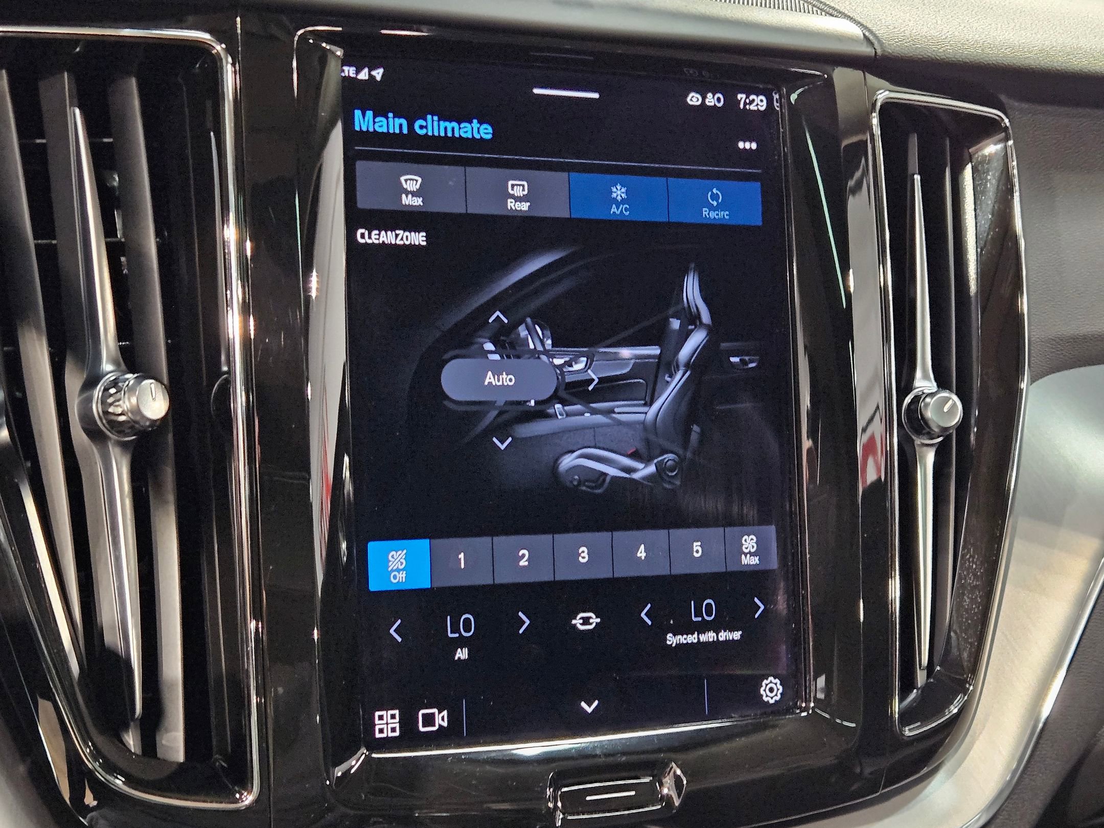 Used 2023 Volvo XC60 B5 Core image 32