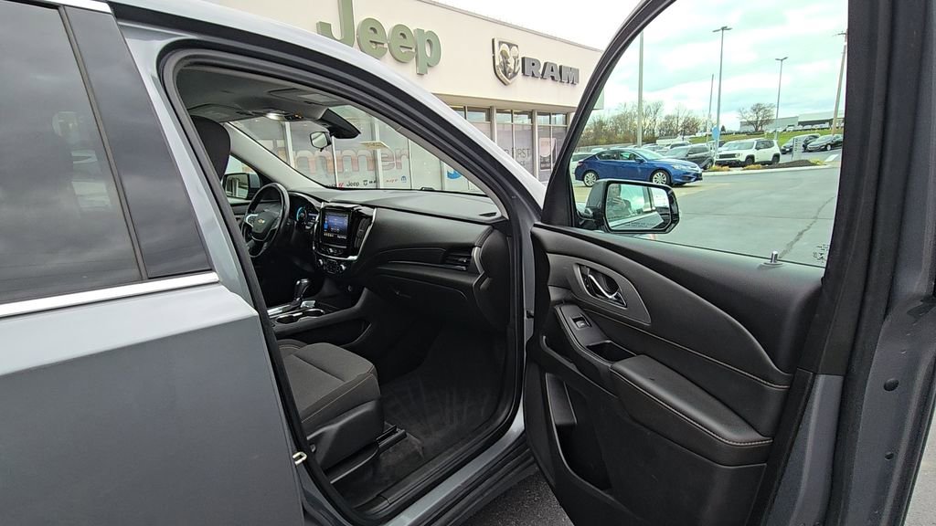 Used 2020 Chevrolet Traverse LT w/ Driver Confidence II Package image 17