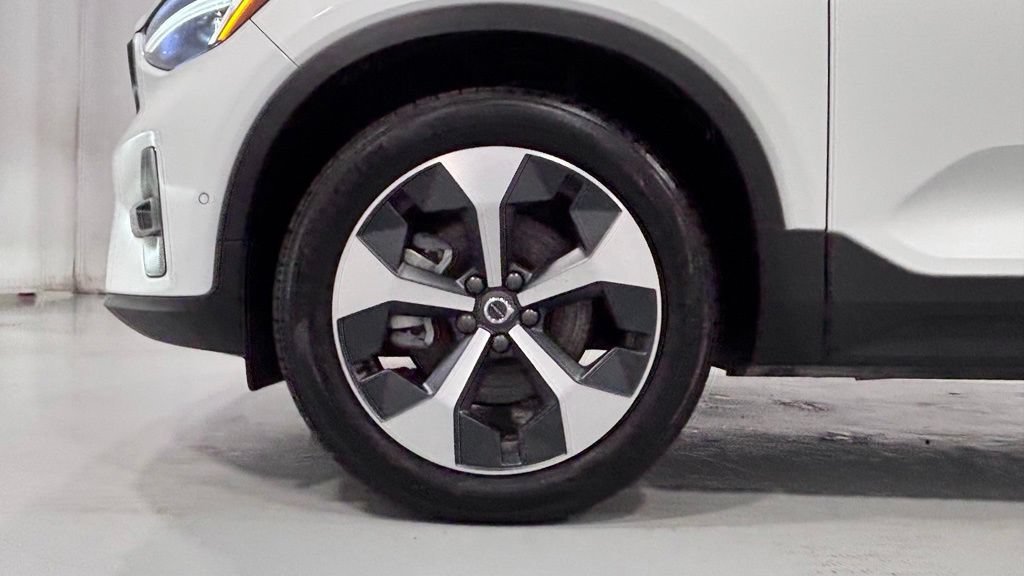Certified 2026 Volvo XC40 B5 Plus AWD/4WD image 30