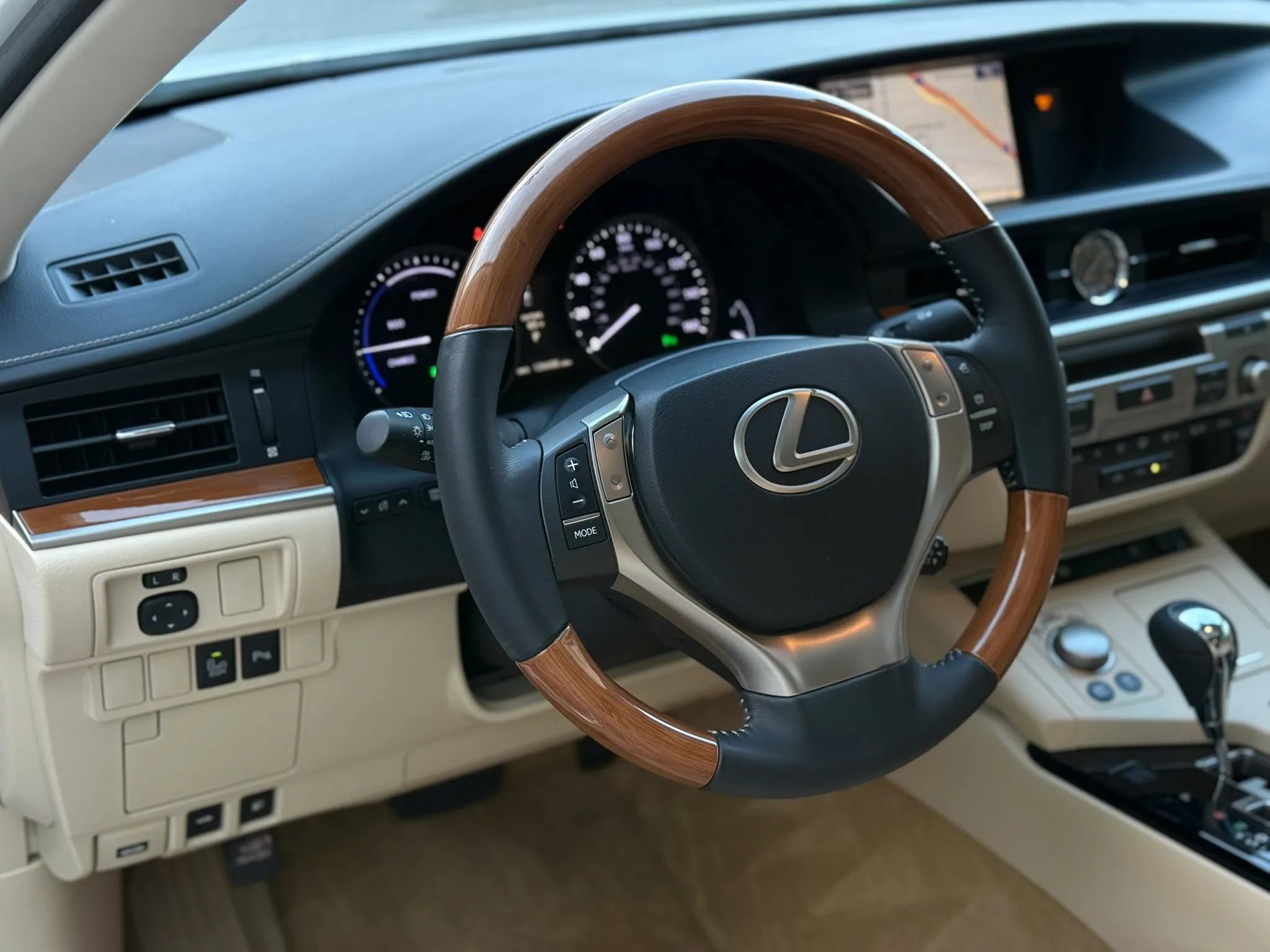 Used 2015 Lexus ES 300h w/ Navigation System Package FWD image 21