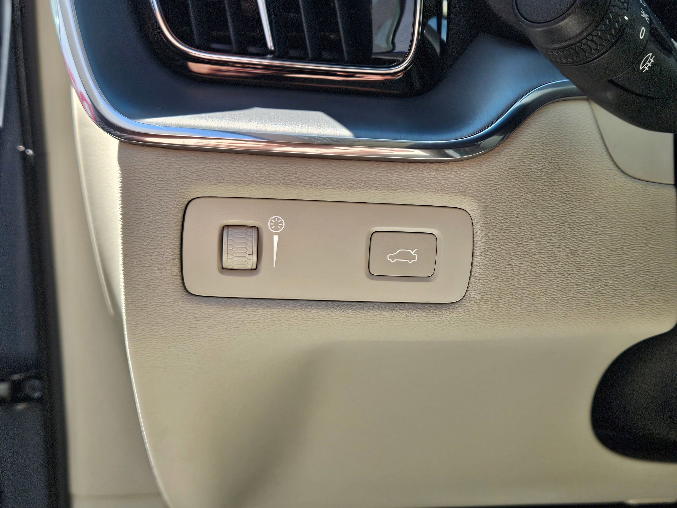 Used 2022 Volvo XC60 B5 Momentum image 21