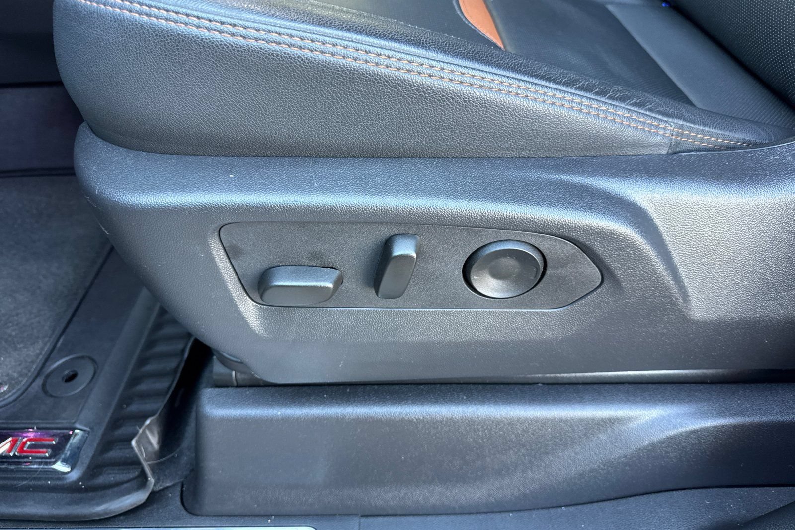 Used 2025 GMC Sierra 1500 AT4 w/ Technology Package AWD/4WD image 13