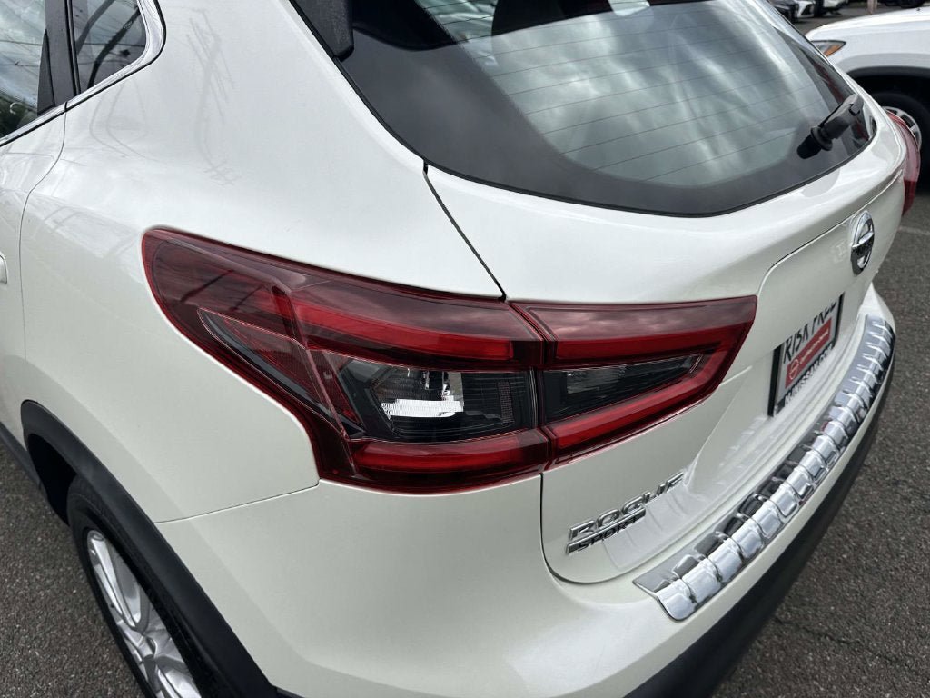 Used 2020 Nissan Rogue Sport SV AWD/4WD image 9