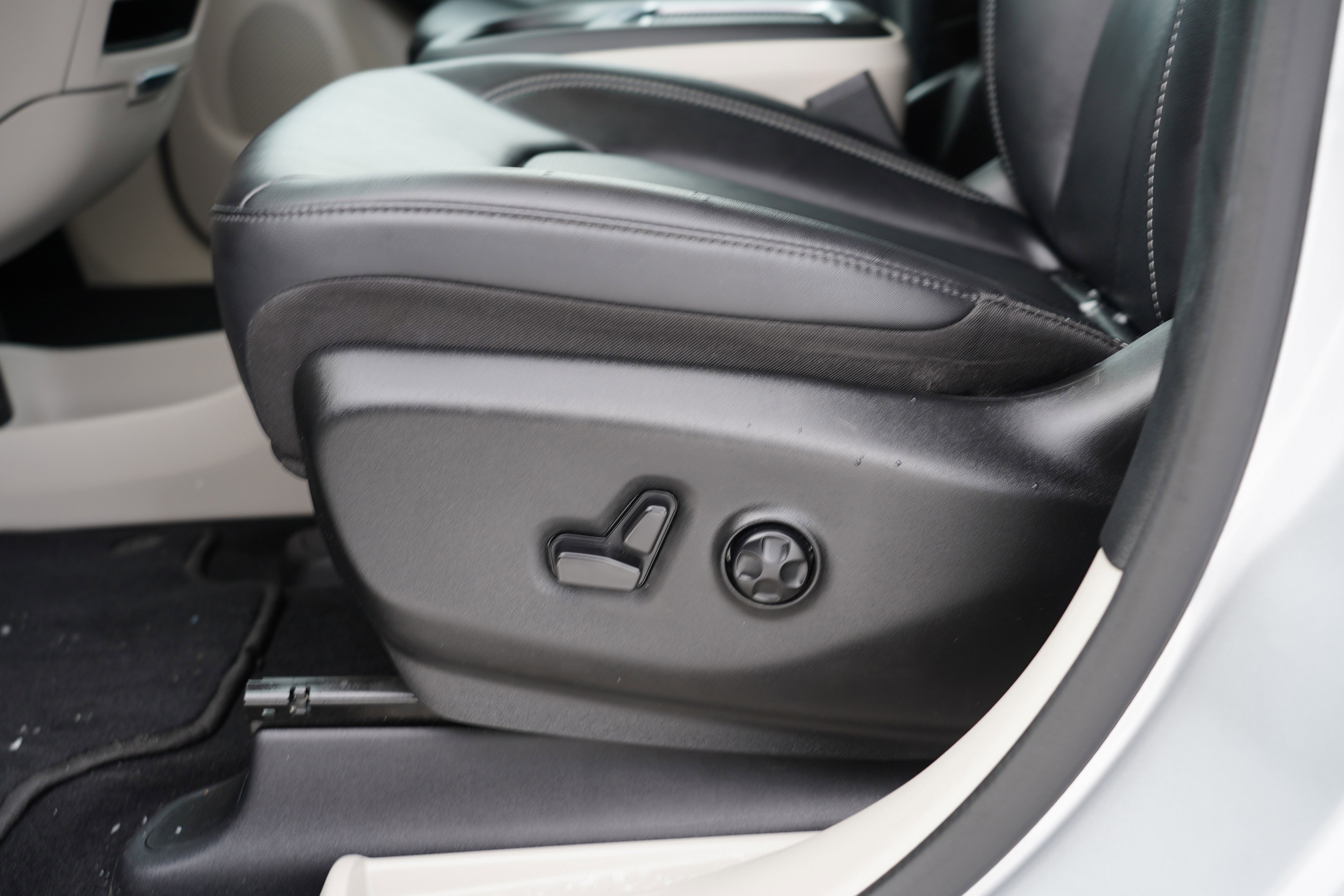 Used 2024 Chrysler Pacifica Touring-L FWD image 19