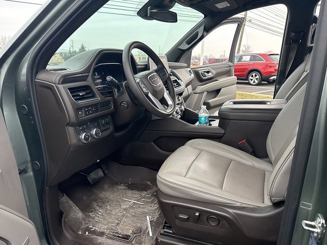 Used 2023 GMC Yukon SLT w/ SLT Premium Package image 9
