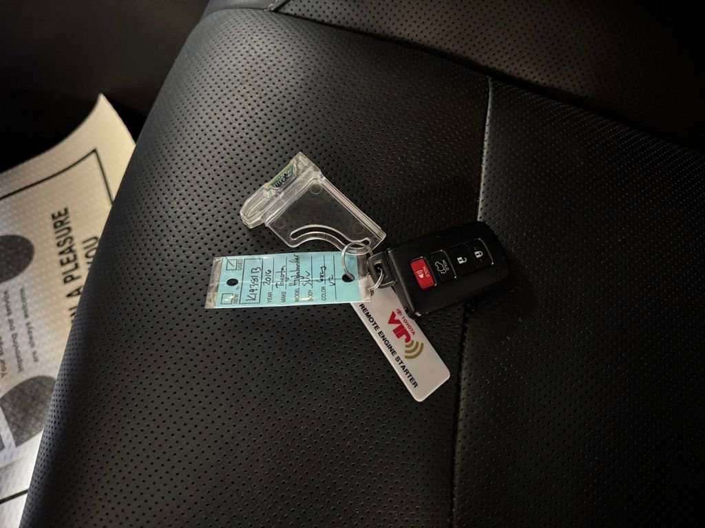 Used 2016 Toyota Highlander Limited image 32