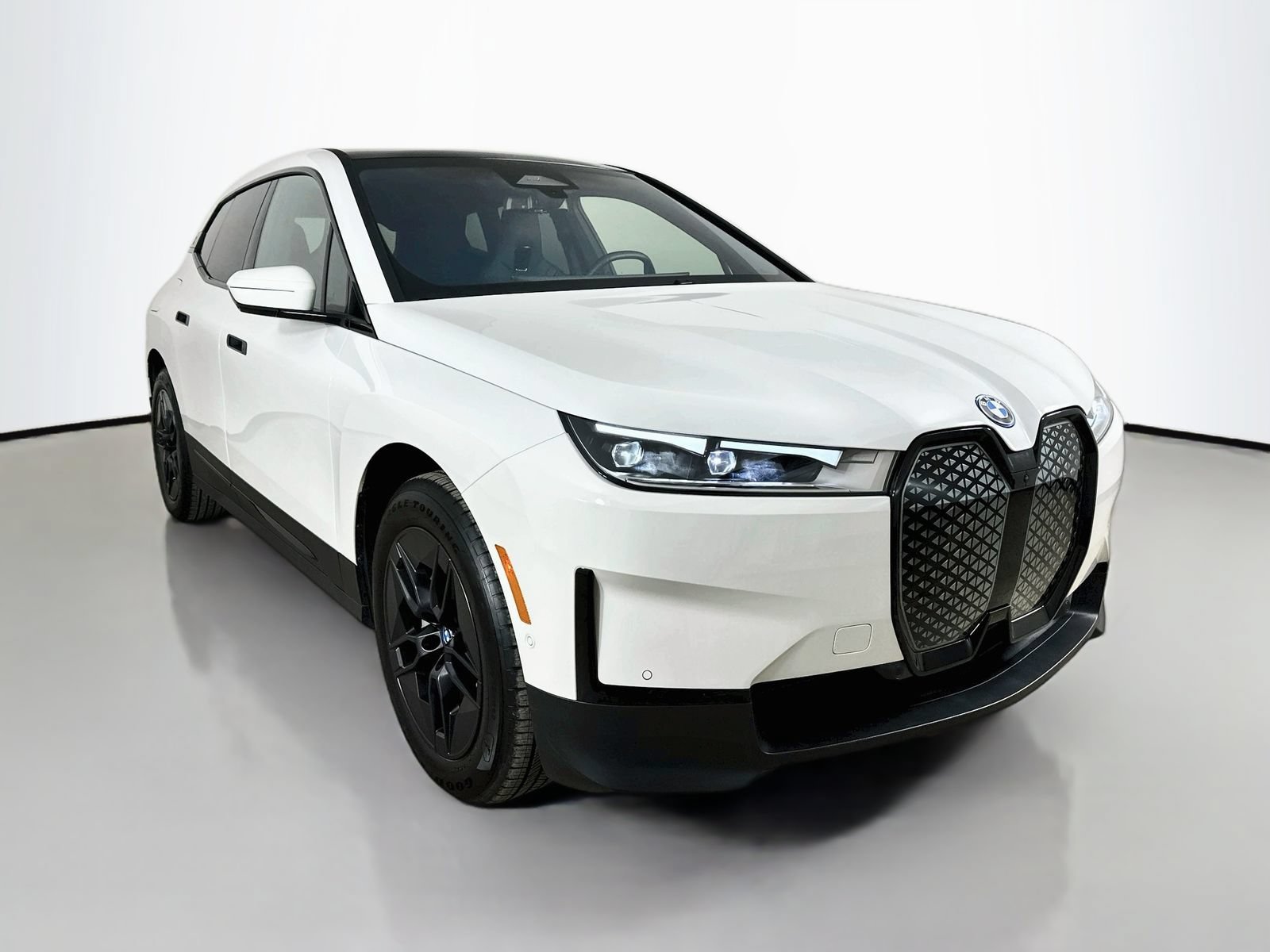 Used 2024 BMW iX xDrive50 w/ Convenience Package AWD/4WD image 3