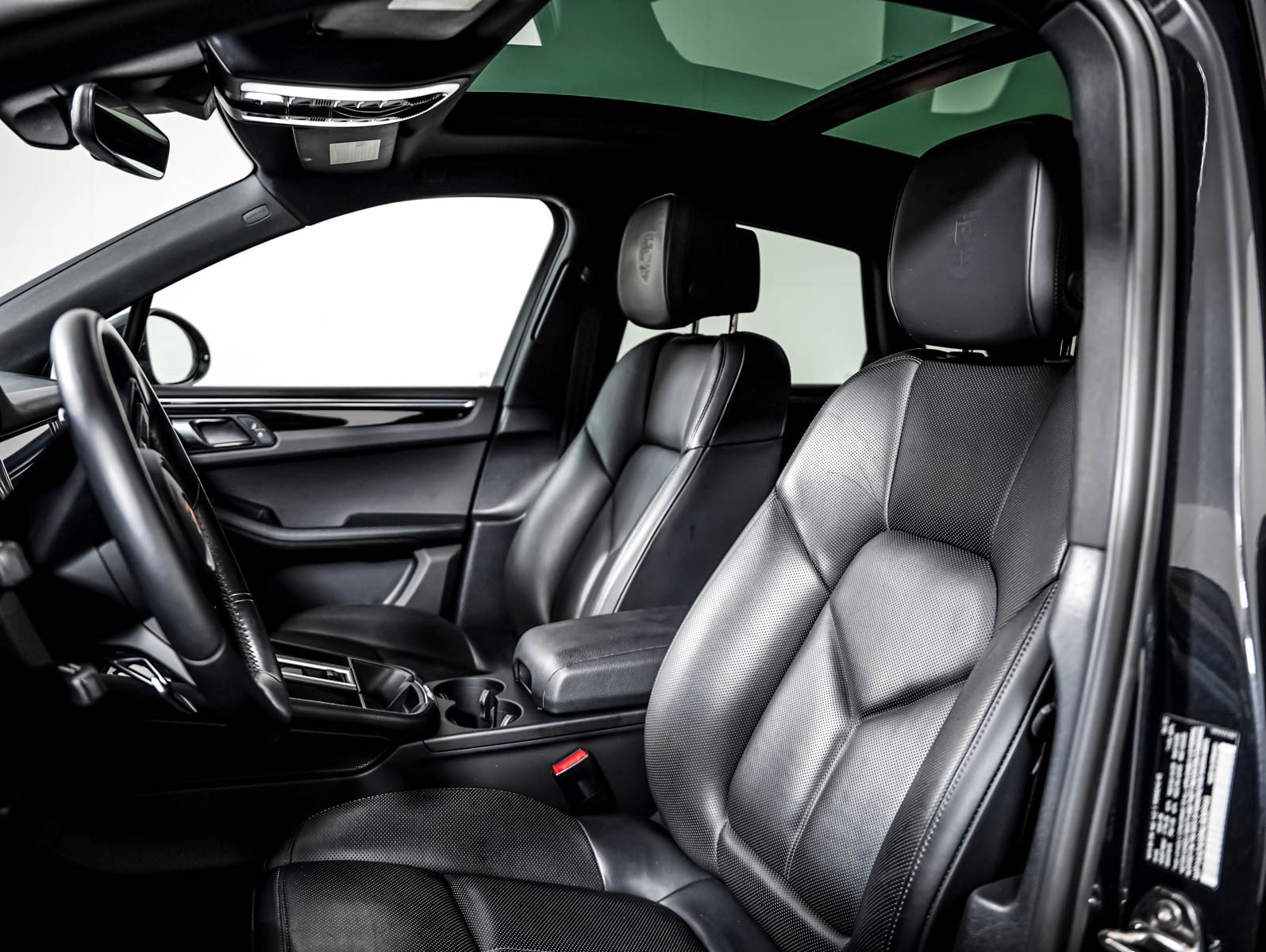 Certified 2022 Porsche Macan AWD/4WD image 5