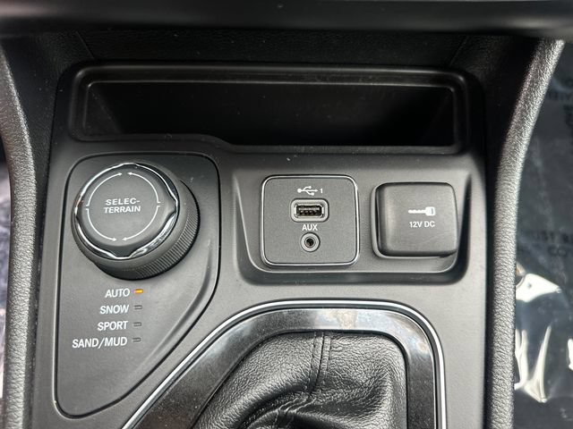 Used 2021 Jeep Cherokee Limited w/ Elite Package AWD/4WD image 40