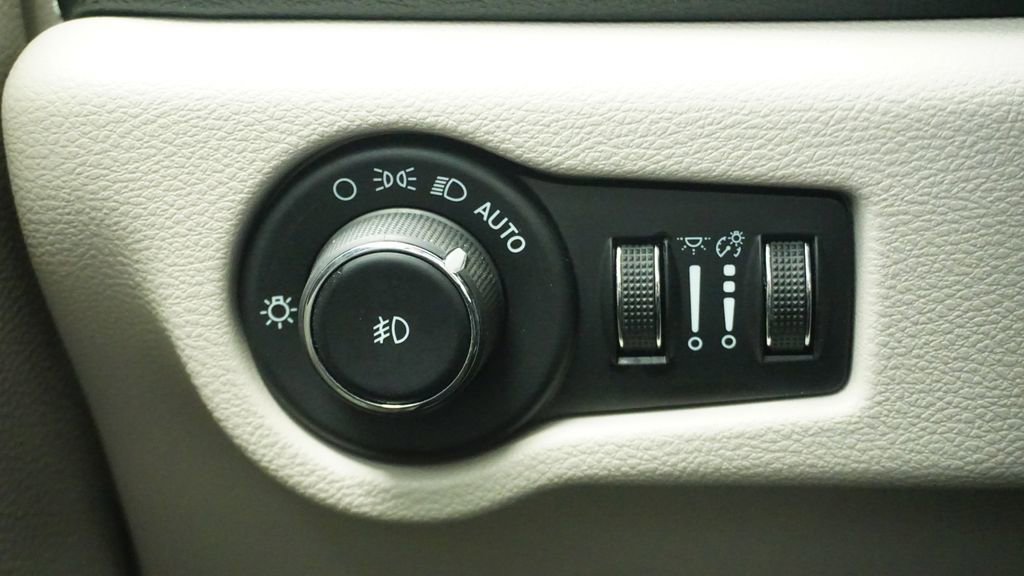 Used 2024 Chrysler Pacifica Limited FWD image 30