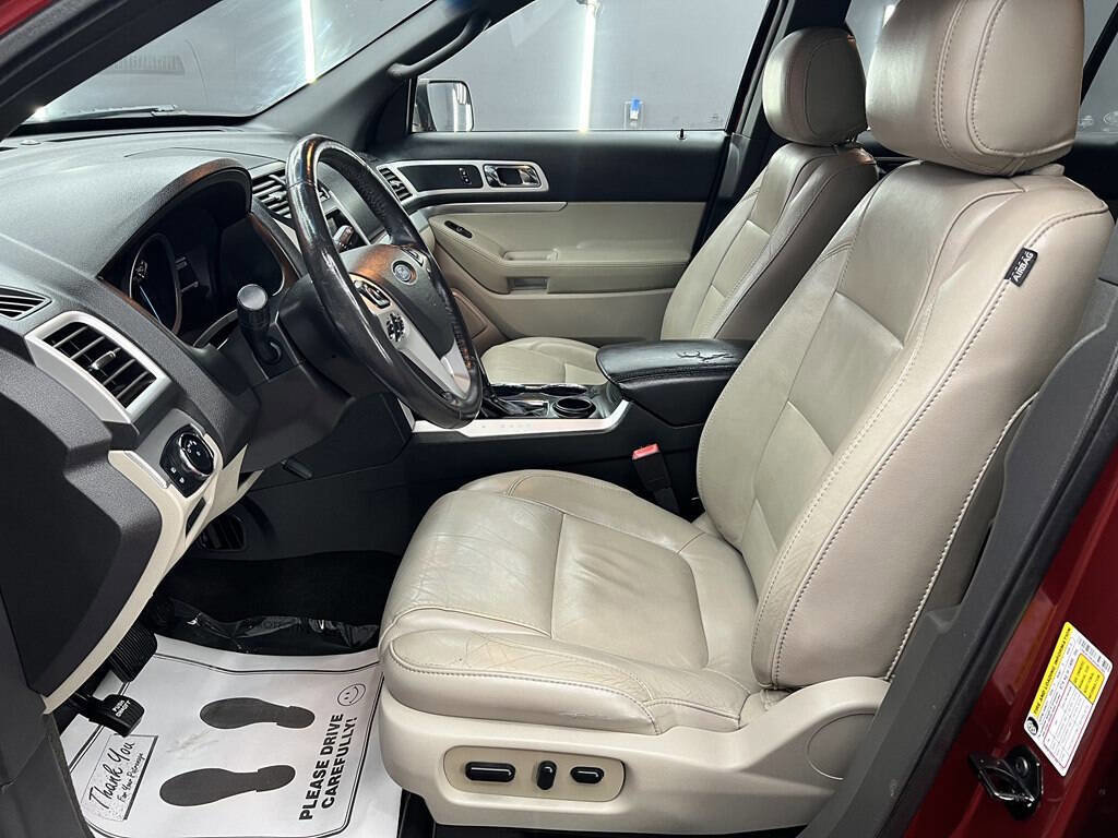 Used 2015 Ford Explorer XLT w/ Equipment Group 202A image 9