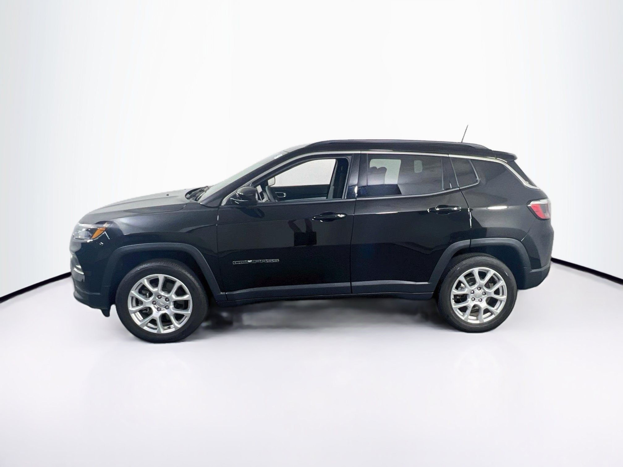 Used 2023 Jeep Compass Latitude AWD/4WD image 8