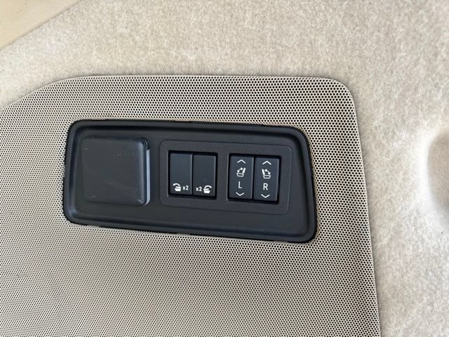 Used 2024 Cadillac Escalade Premium Luxury AWD/4WD image 13