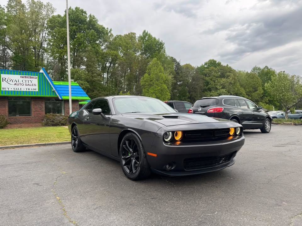 Used 2016 Dodge Challenger SXT Plus RWD image 3