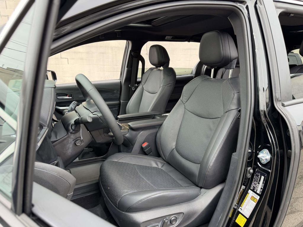 Used 2025 Toyota Sienna Platinum image 27