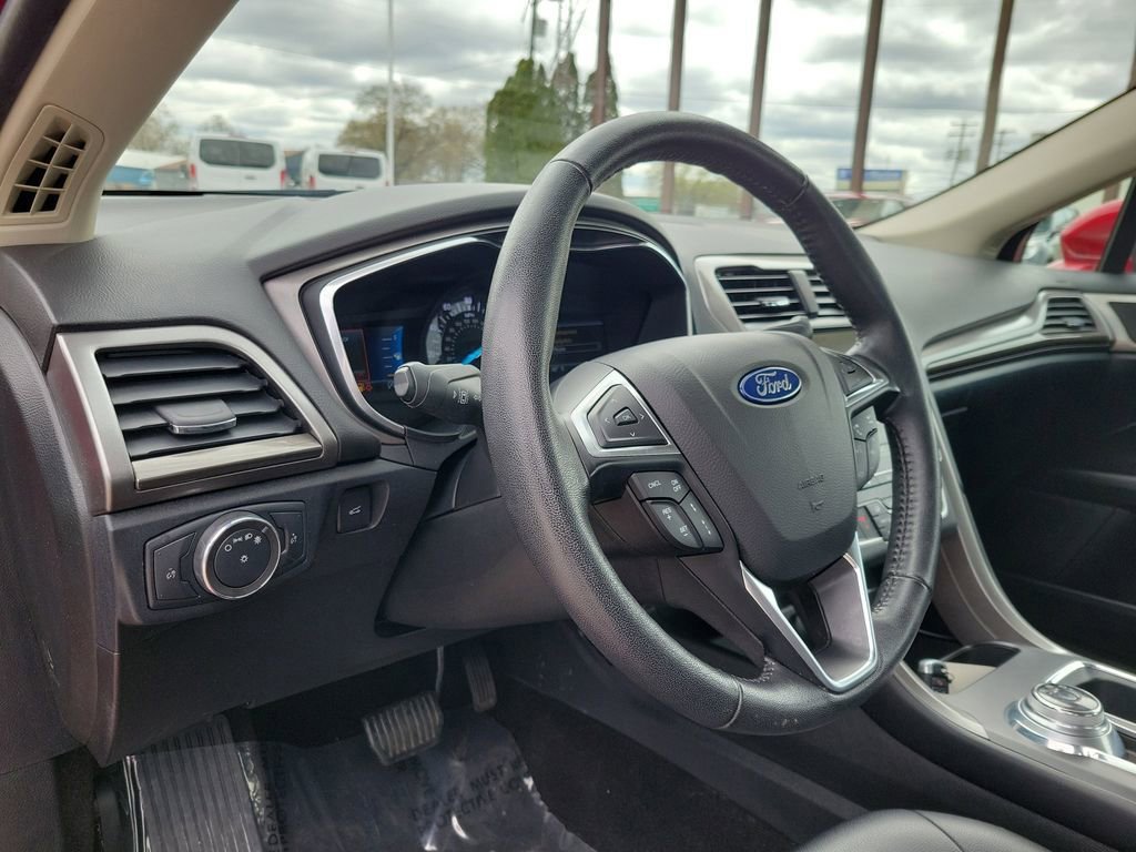 Used 2020 Ford Fusion SEL FWD image 18