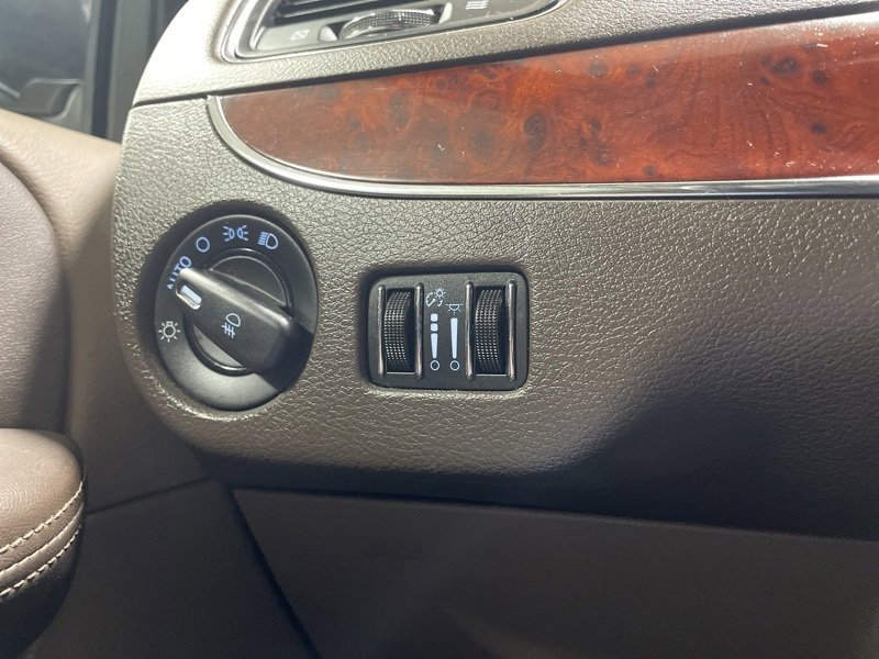 Used 2012 Chrysler Town & Country Limited w/ Luxury Group image 23