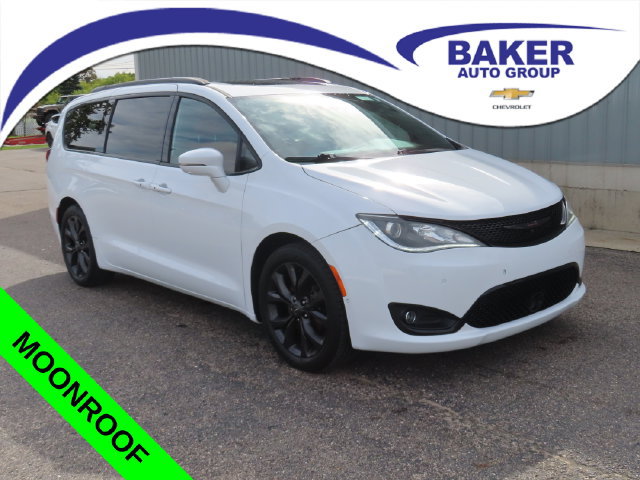 Used 2020 Chrysler Pacifica Limited w/ Quick Order Package 27H Red S