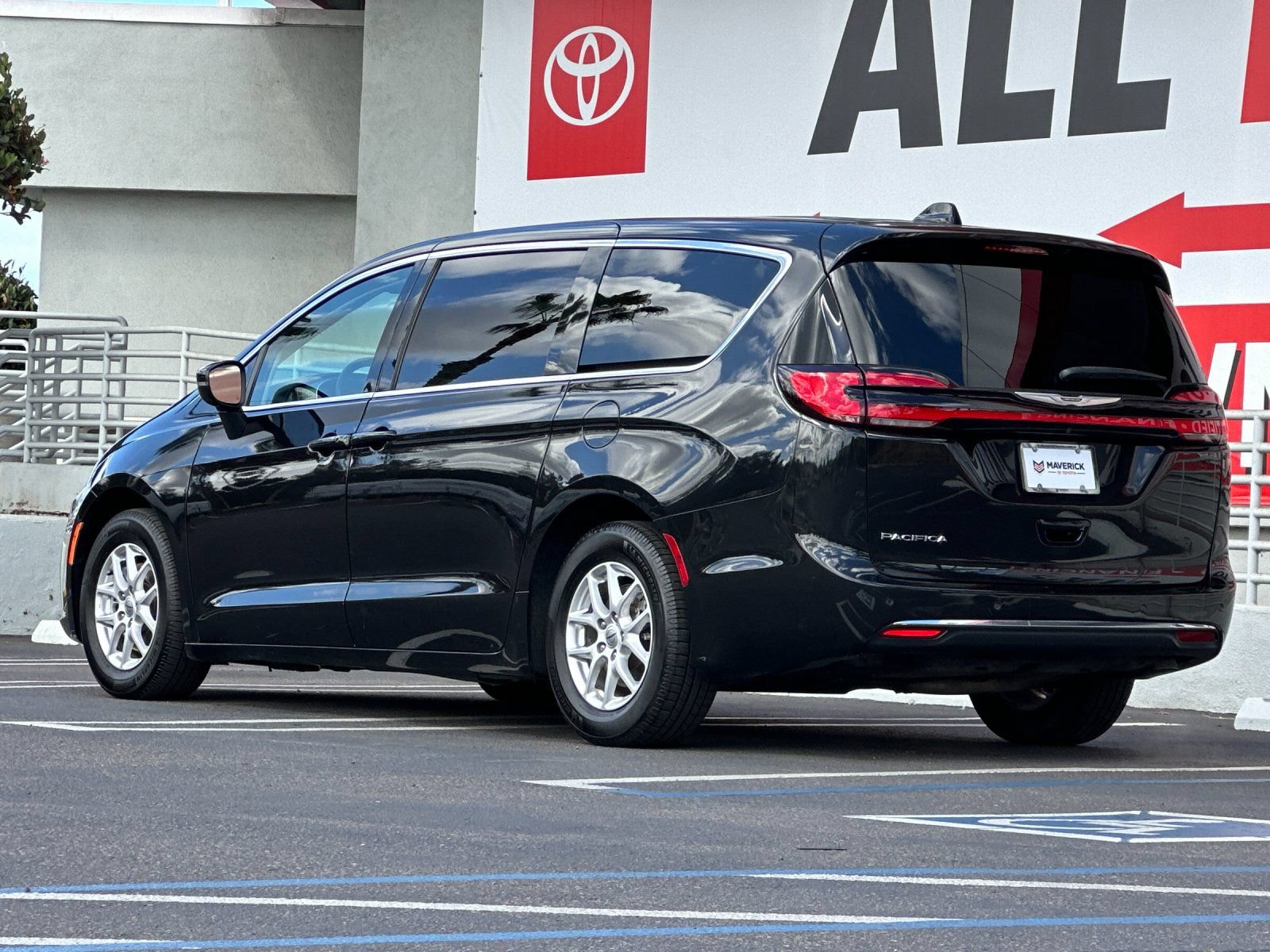 Used 2023 Chrysler Pacifica Touring-L FWD image 3