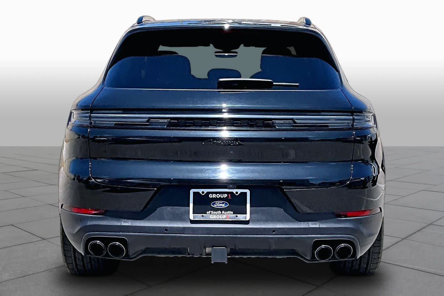 Used 2024 Porsche Cayenne AWD/4WD image 5