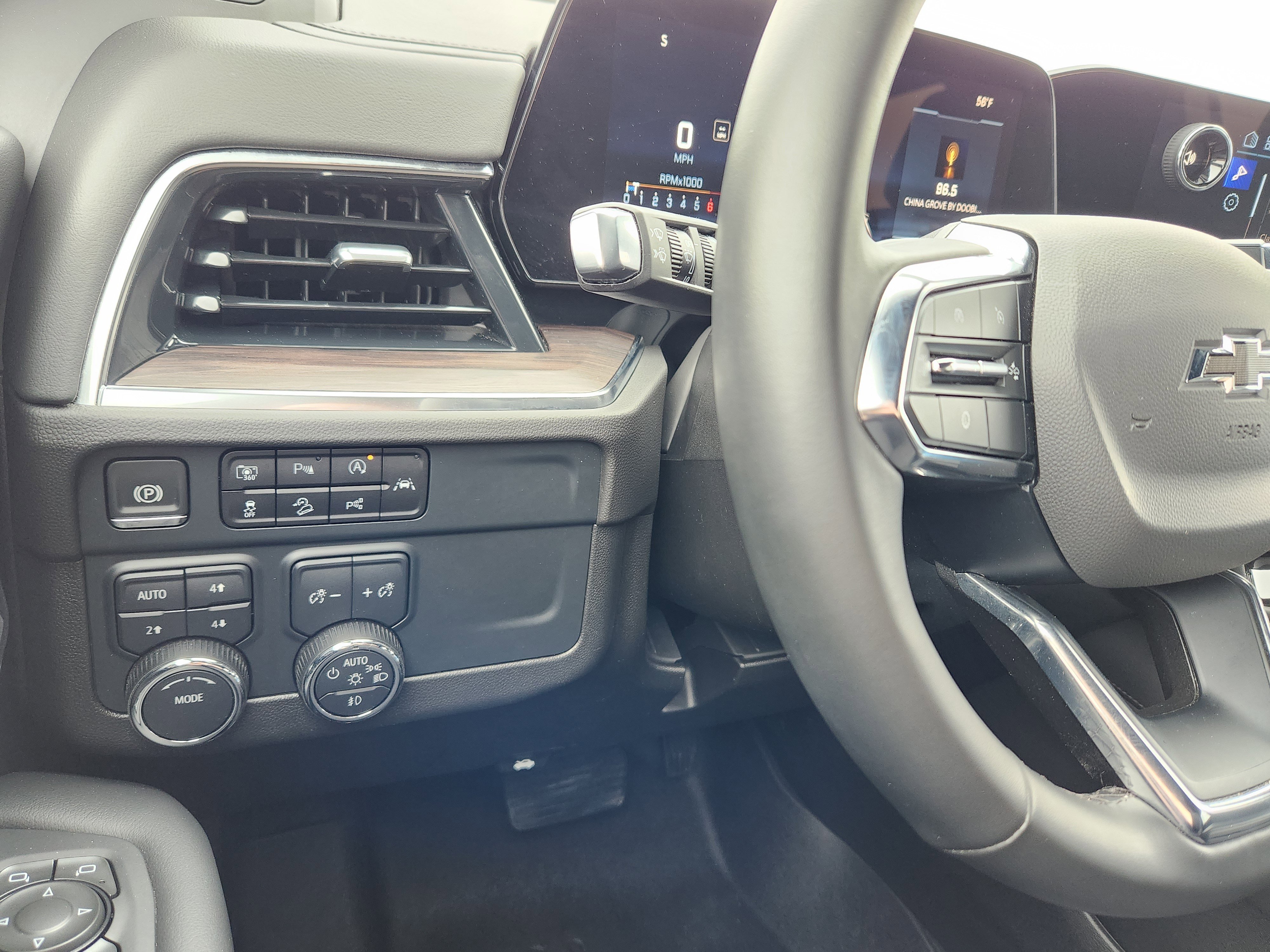 Used 2025 Chevrolet Suburban Z71 image 25