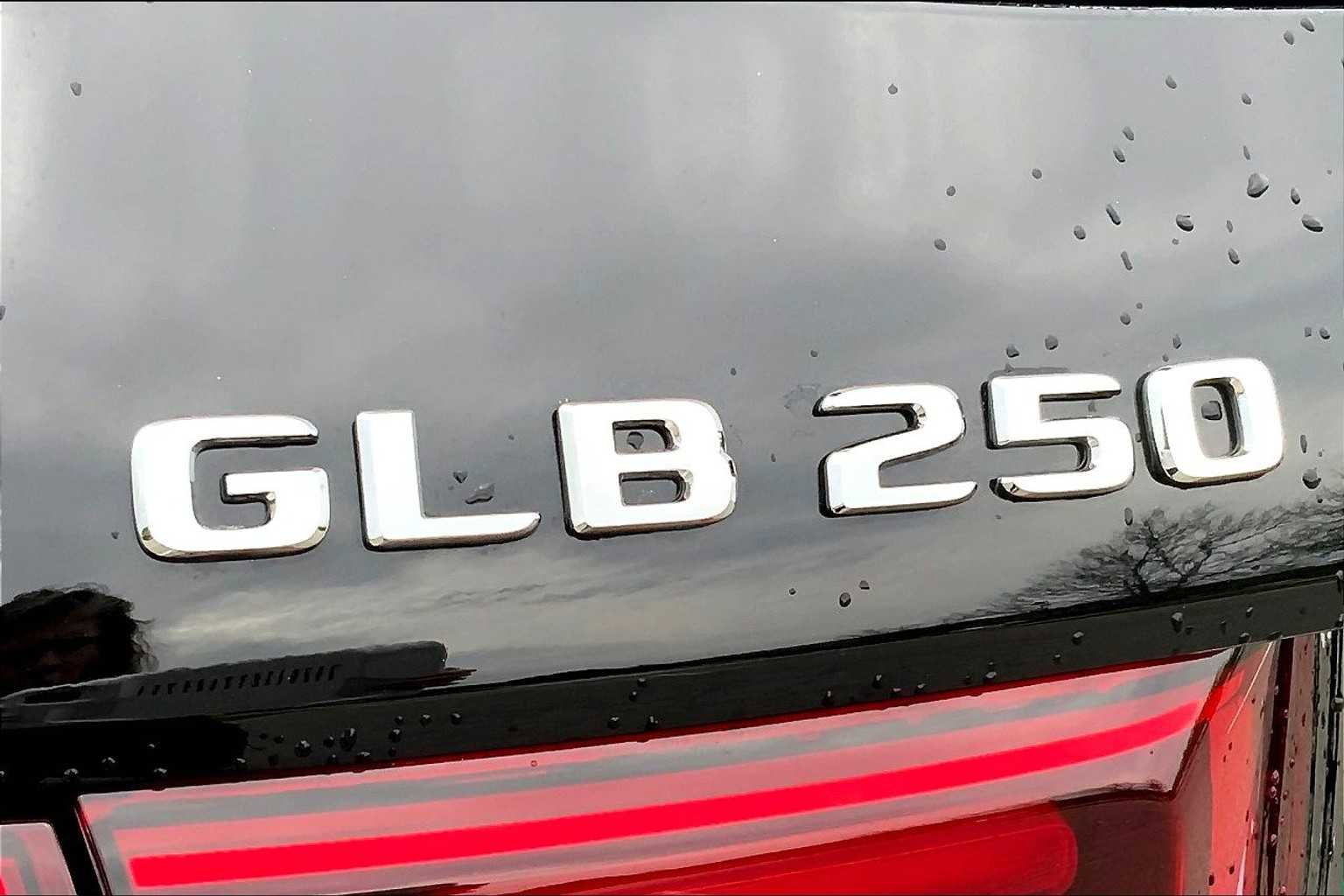 Certified 2025 Mercedes-Benz GLB 250 4MATIC image 19