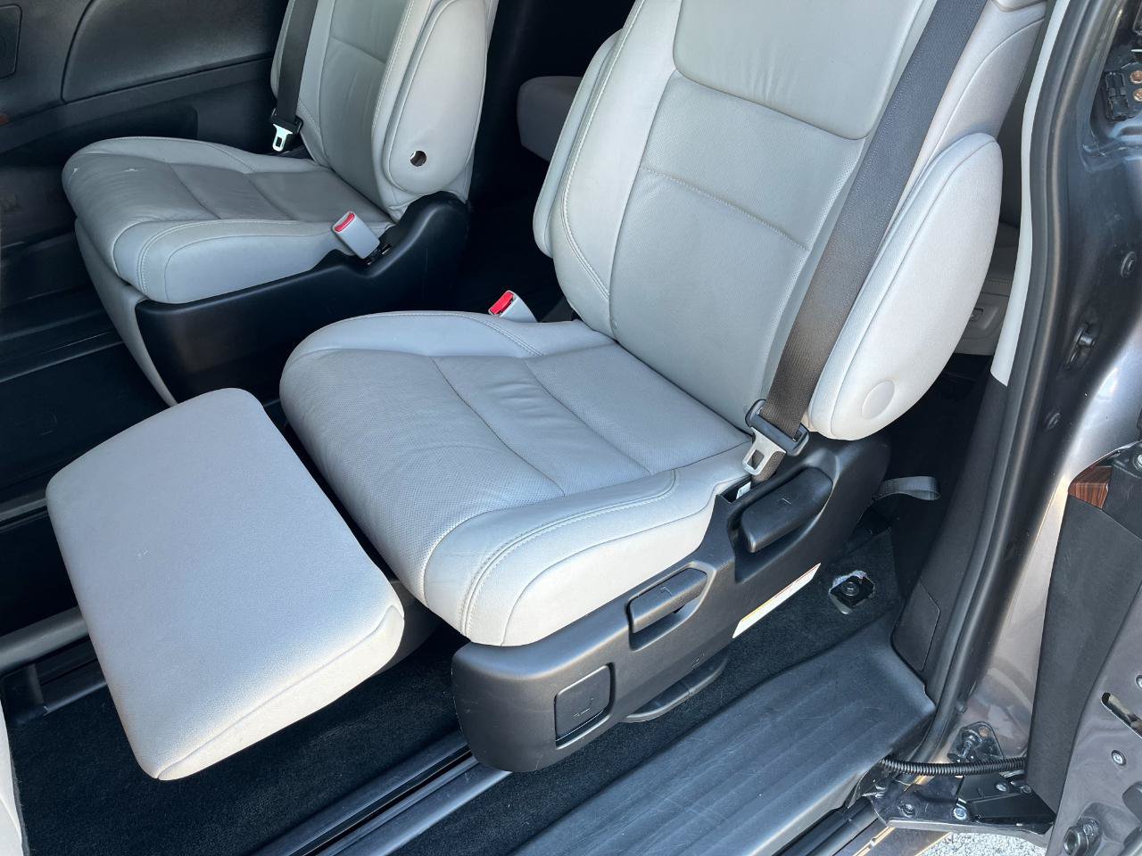 Used 2015 Toyota Sienna Limited FWD image 15