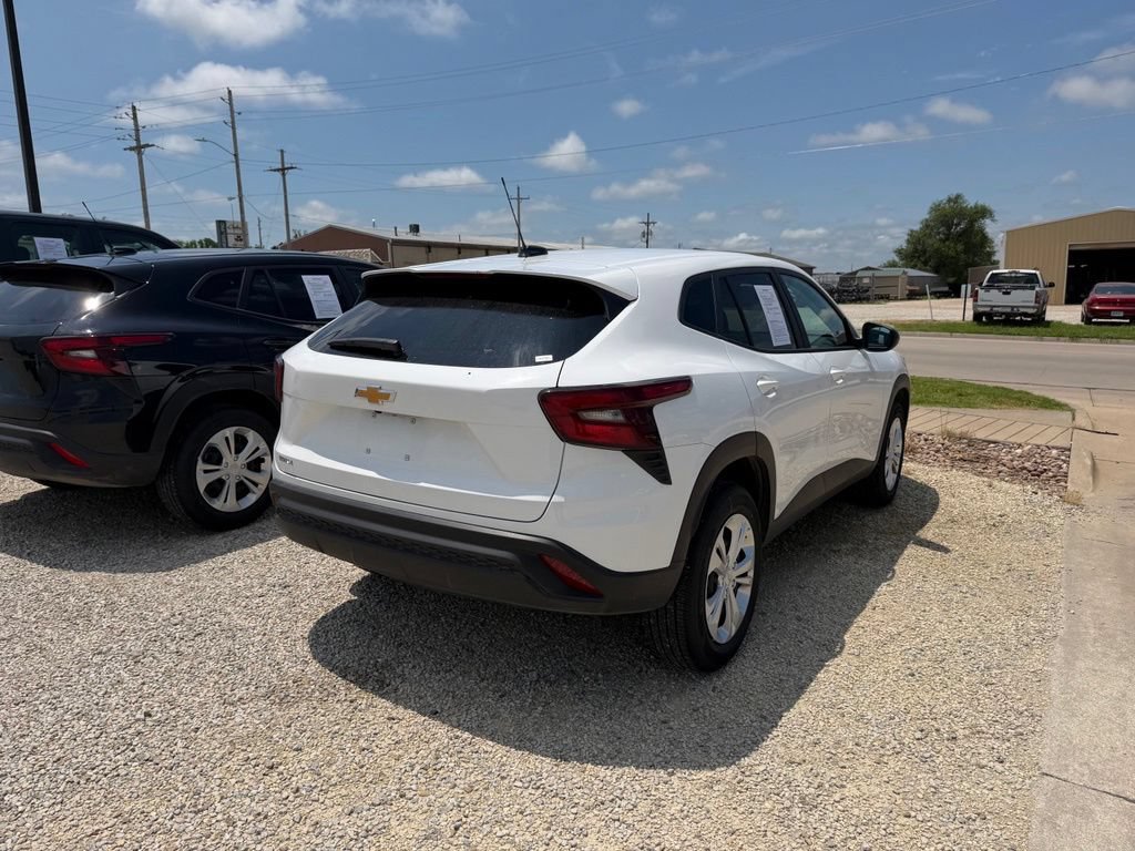 Used 2026 Chevrolet Trax LS FWD image 4