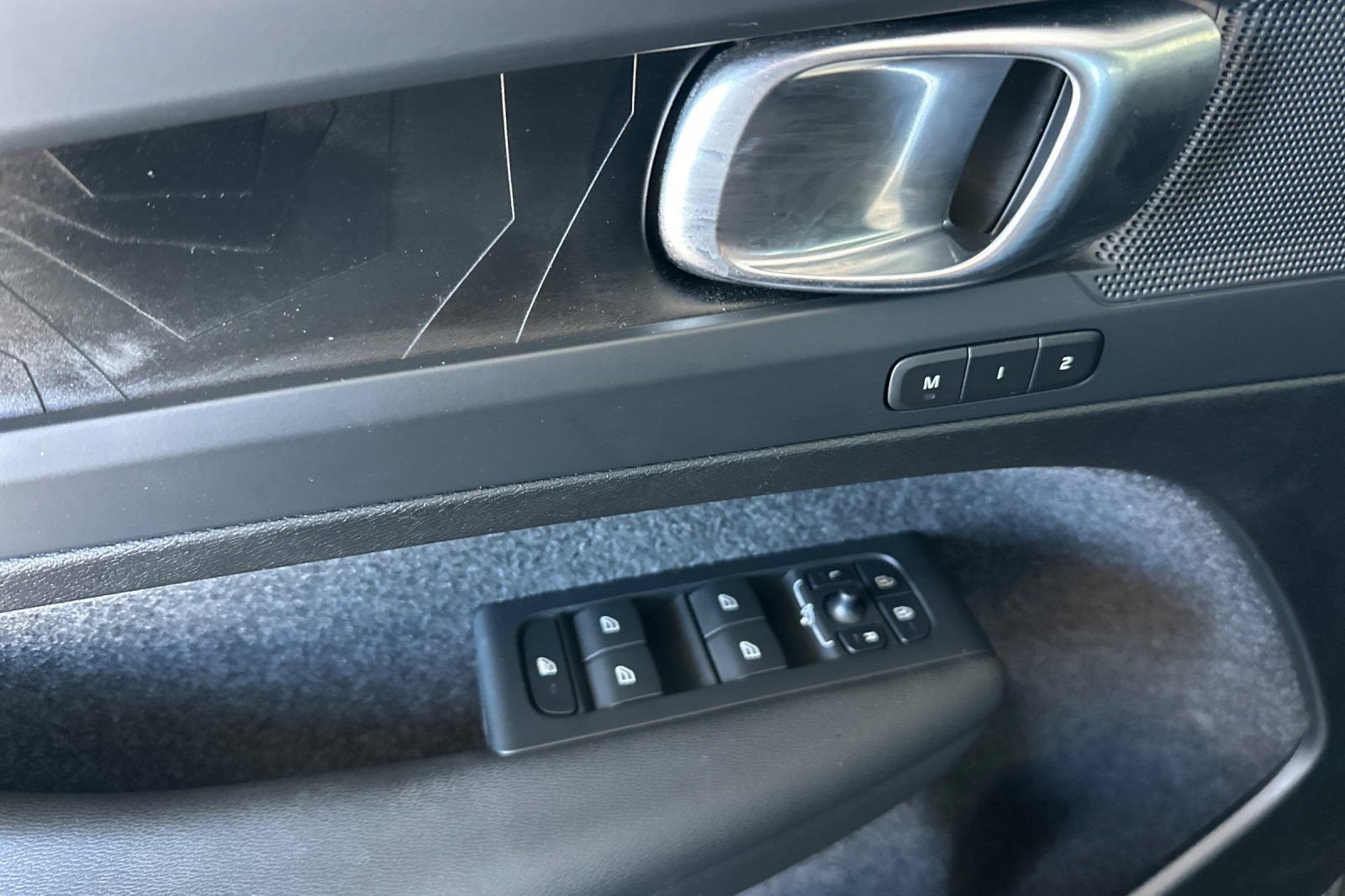 Certified 2025 Volvo EX40 Core AWD/4WD image 15