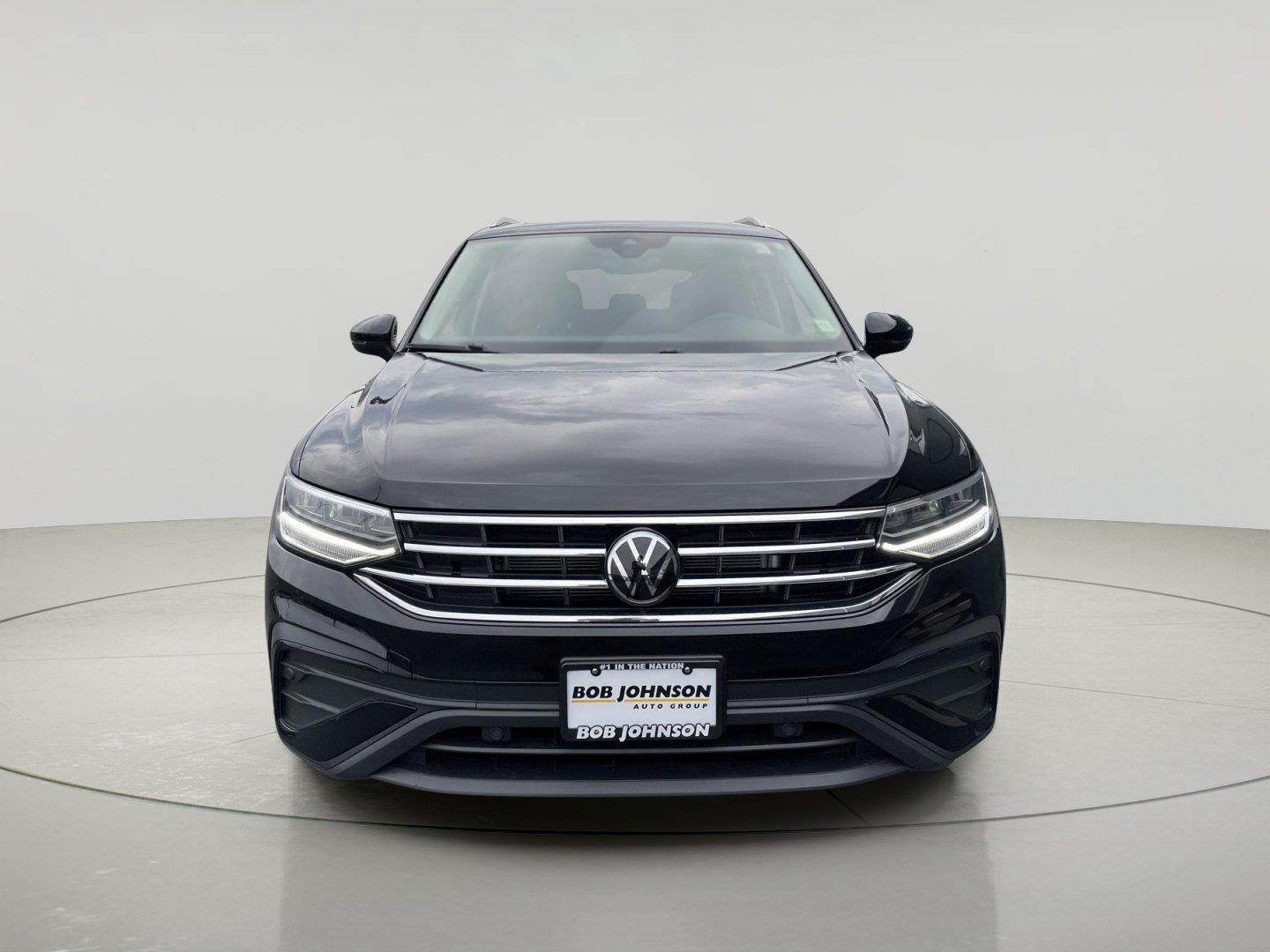 Used 2024 Volkswagen Tiguan SE w/ Panoramic Sunroof Package AWD/4WD image 2