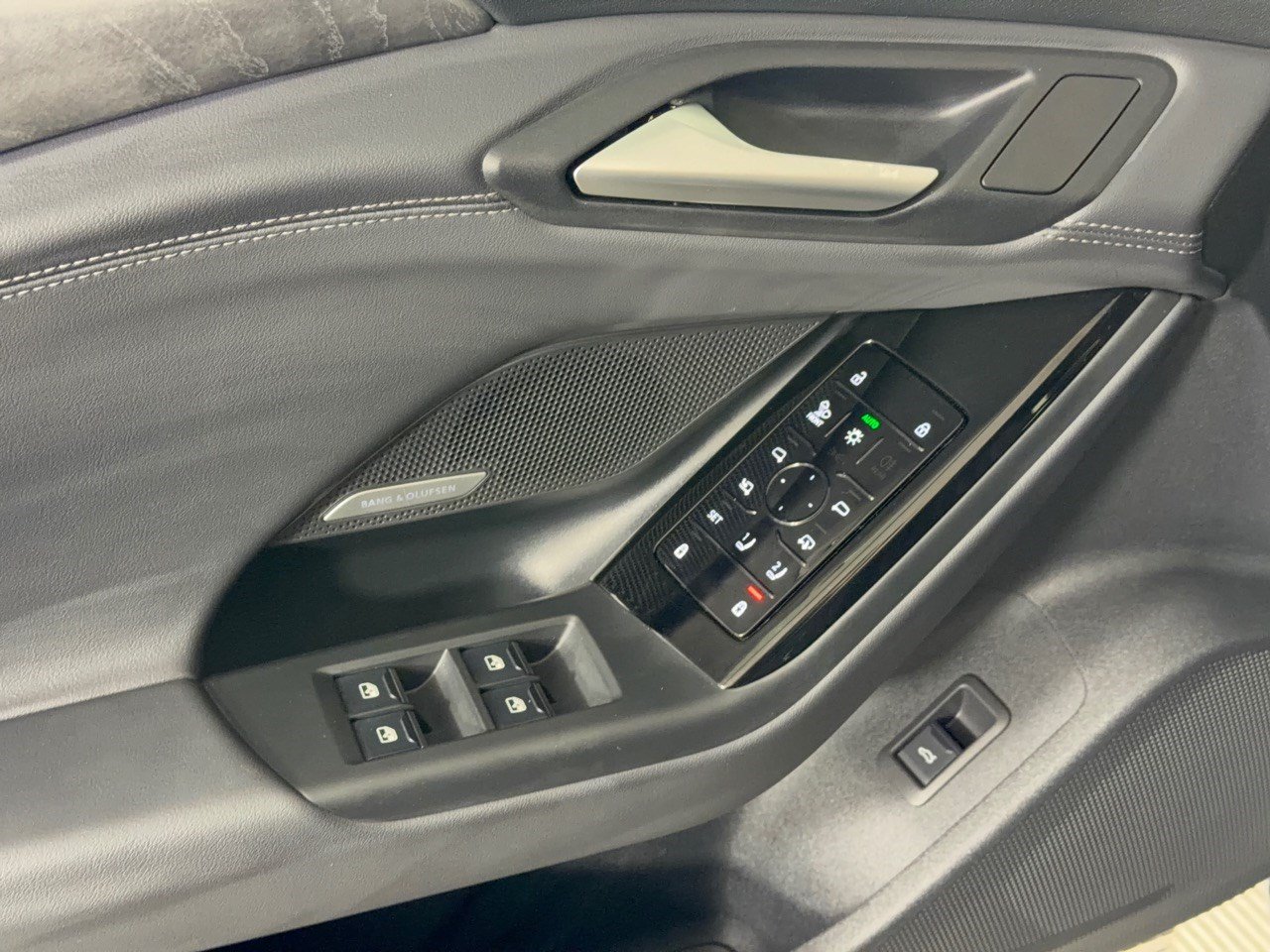 Used 2025 Audi A6 e-tron Premium Plus w/ Premium Plus RWD image 15