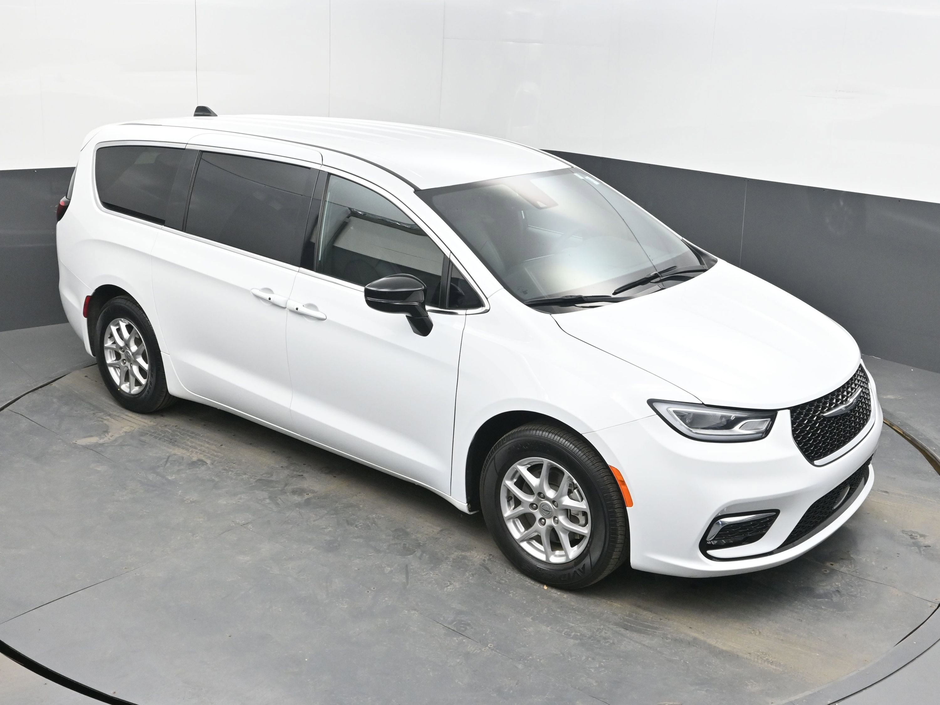 Used 2025 Chrysler Pacifica Select image 26