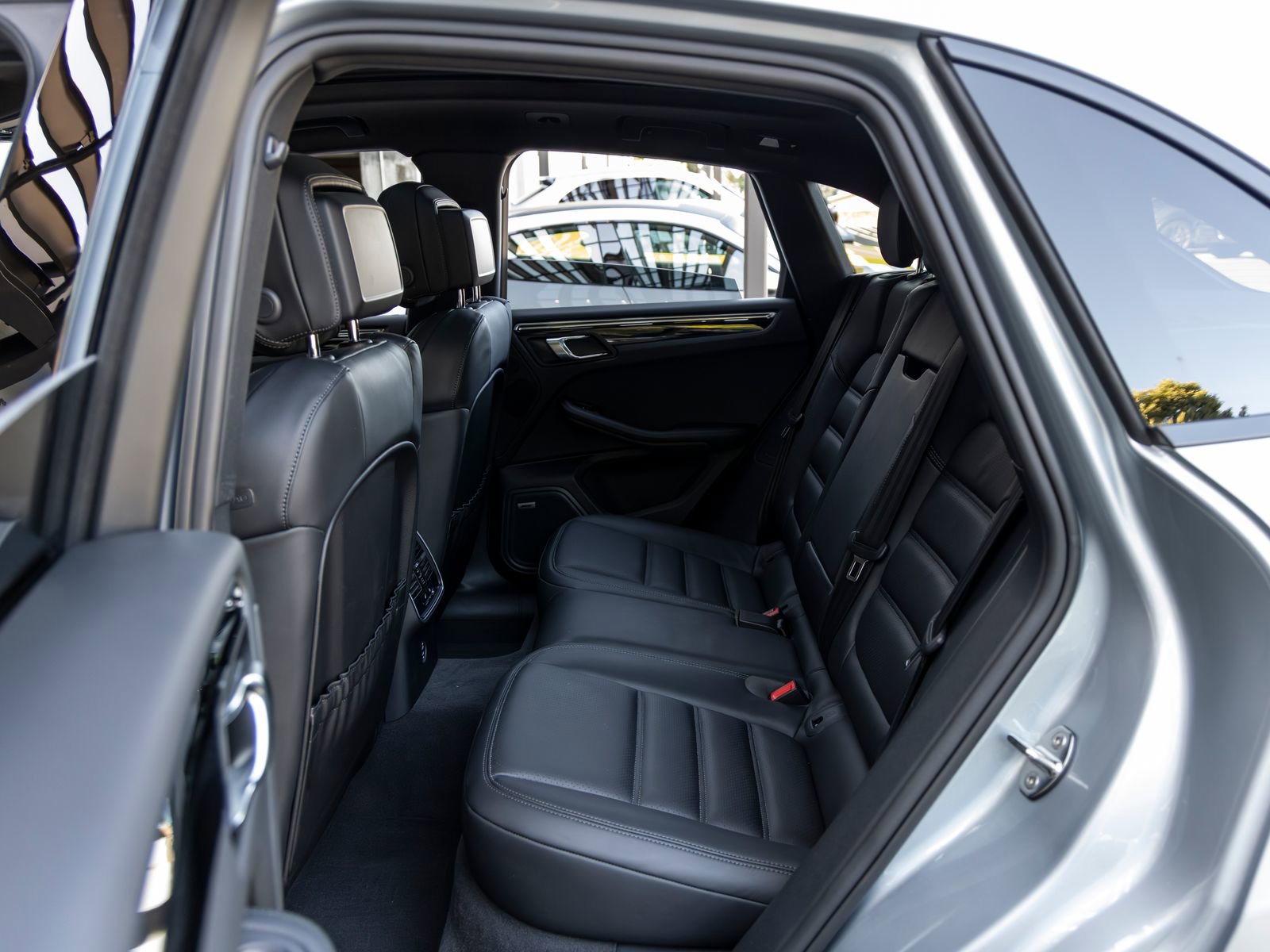 Certified 2025 Porsche Macan AWD/4WD image 44