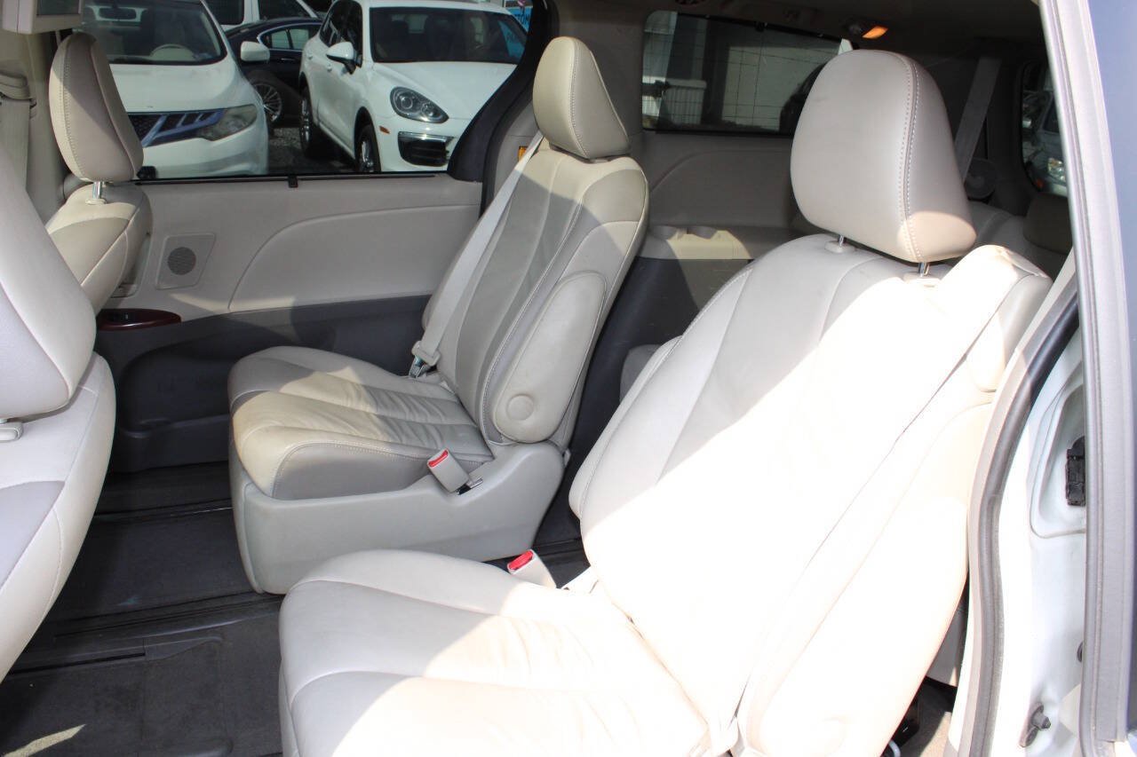 Used 2013 Toyota Sienna Limited w/ Premium Pkg FWD image 25