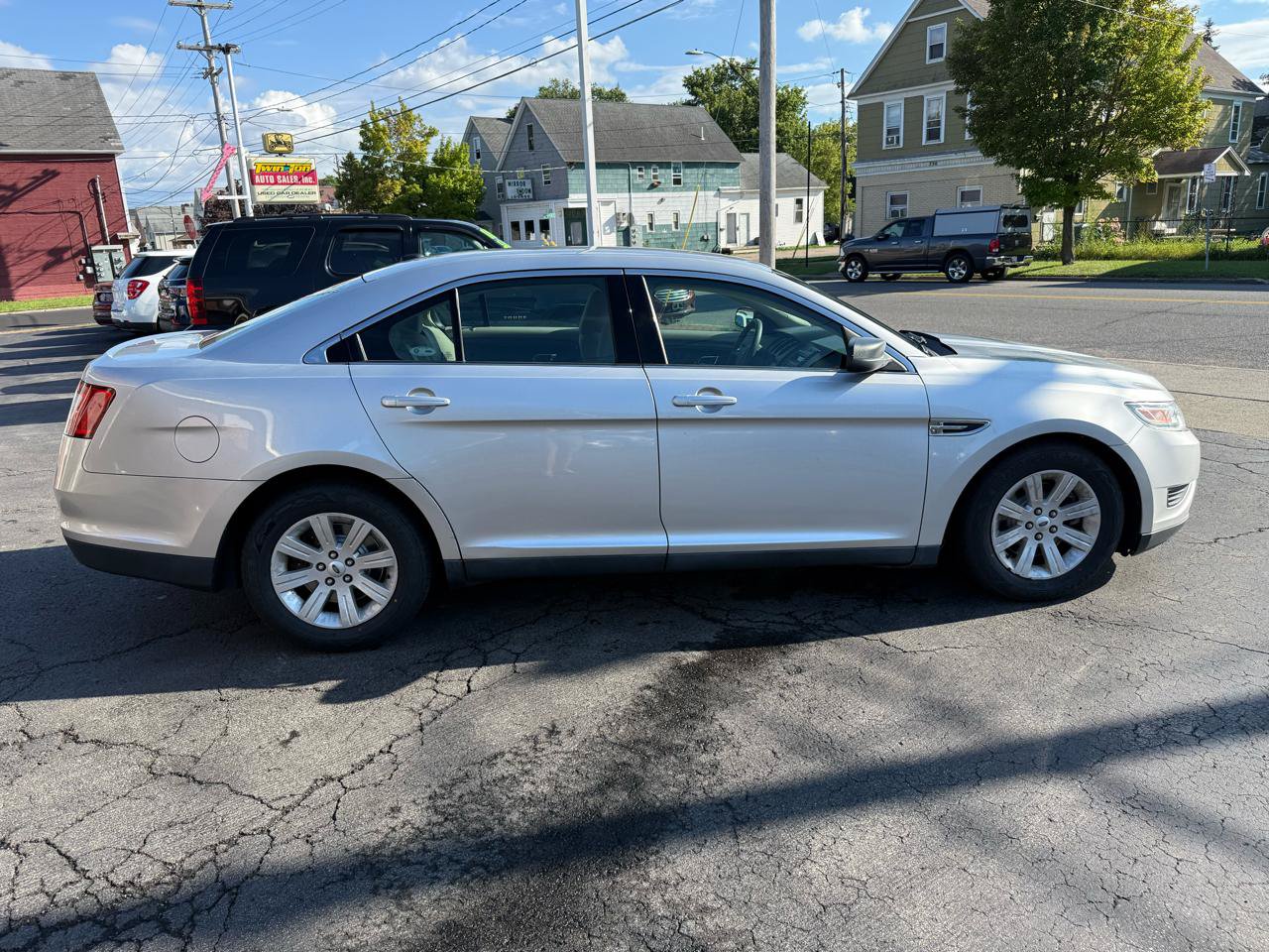 Used 2011 Ford Taurus SE FWD image 4