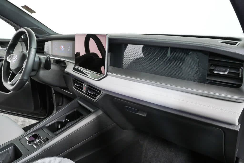 Certified 2025 Volkswagen Tiguan SE R-Line FWD image 22