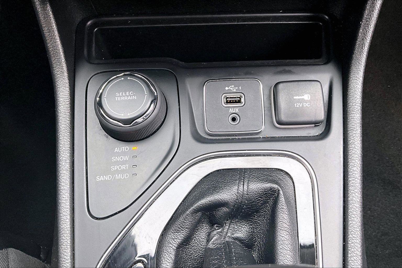 Used 2020 Jeep Cherokee Limited image 31